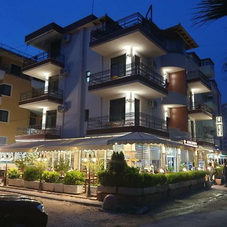 Hotel Dollari Kryemëdhej Exterior foto